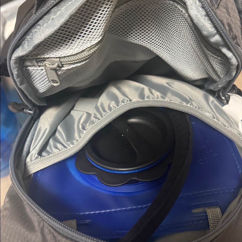 NWOT Hydration Water Reservoir Back Pack Gray and Blue Nylon - Picture 4 of 4